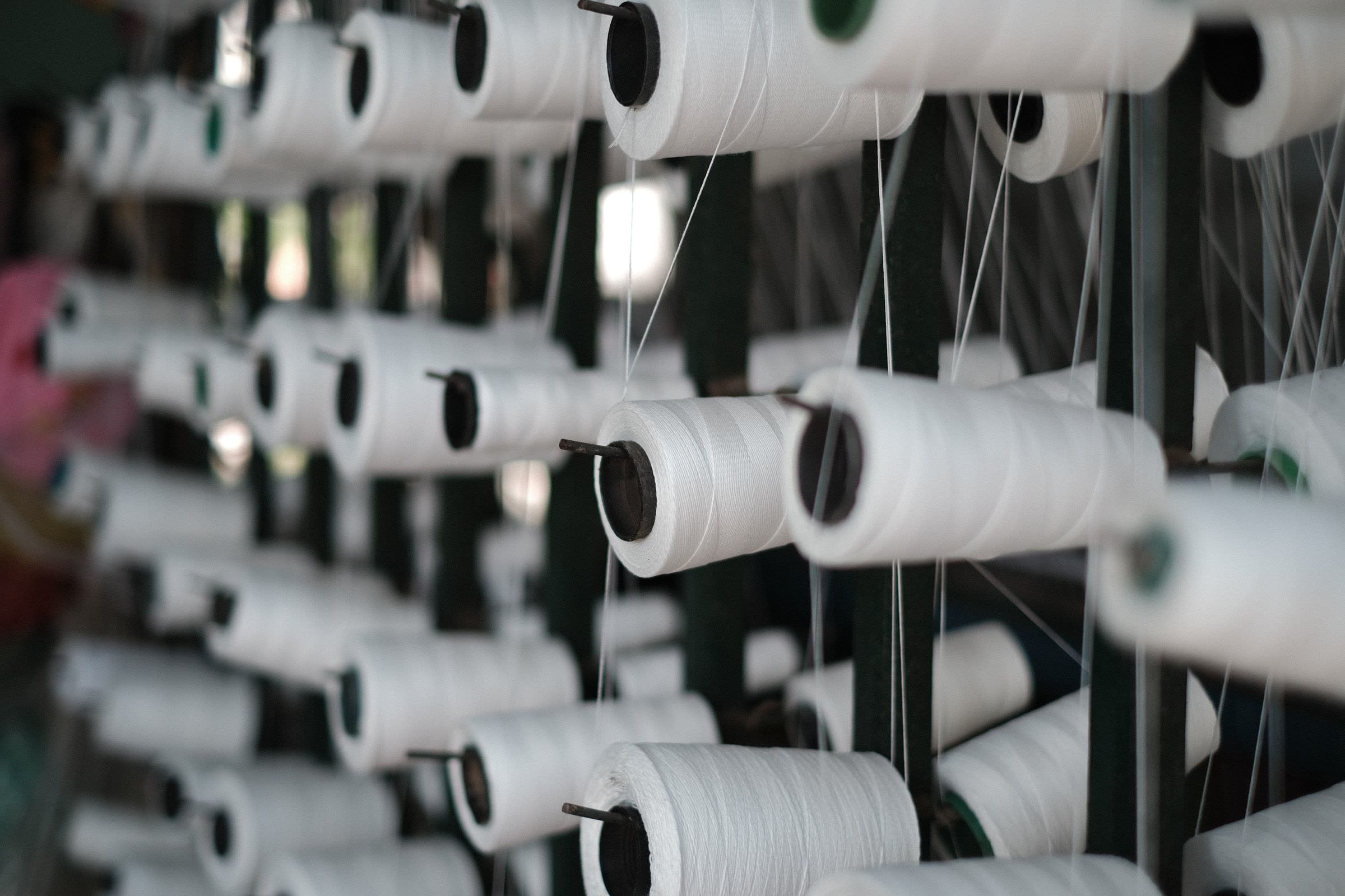 Giàn suốt sợi trắng trên khung máy dệt