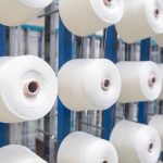 Giàn suốt sợi trắng chờ đưa vào máy dệt