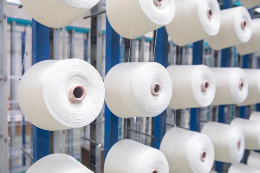 Giàn suốt sợi trắng chờ đưa vào máy dệt