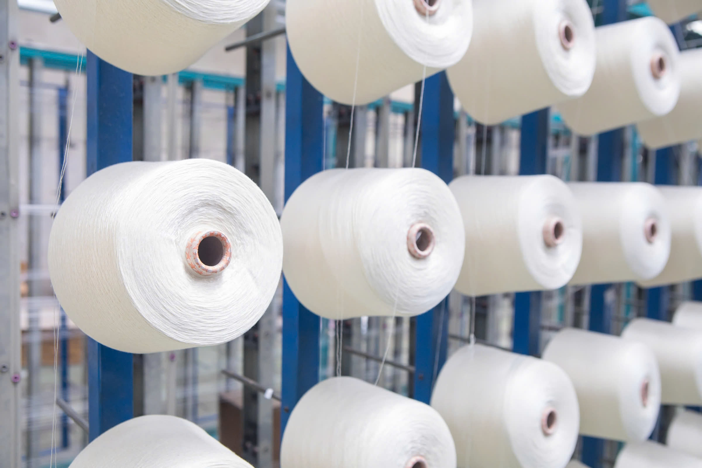 Giàn suốt sợi trắng chờ đưa vào máy dệt
