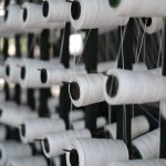 Giàn ống sợi trắng trong xưởng dệt Hữu Tín