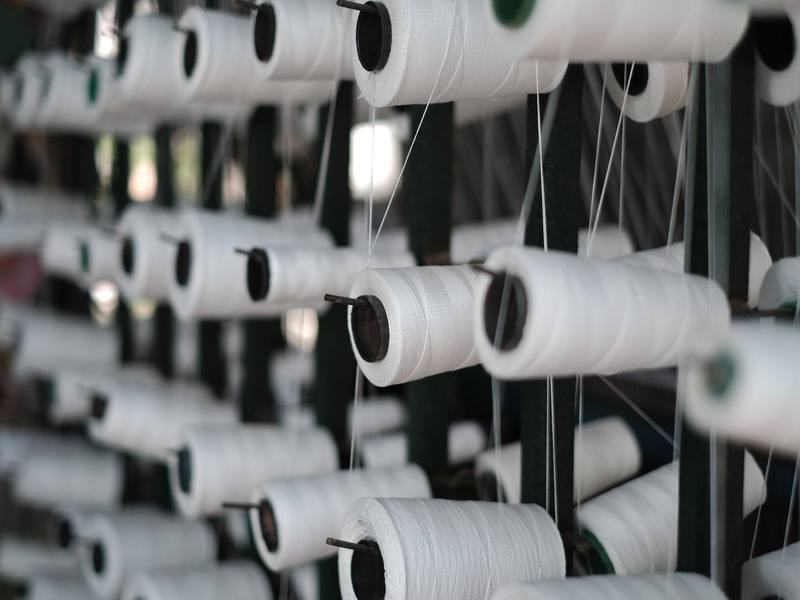 Giàn ống sợi trắng trong xưởng dệt Hữu Tín