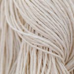 Cận cảnh bó sợi cotton mộc chưa nhuộm