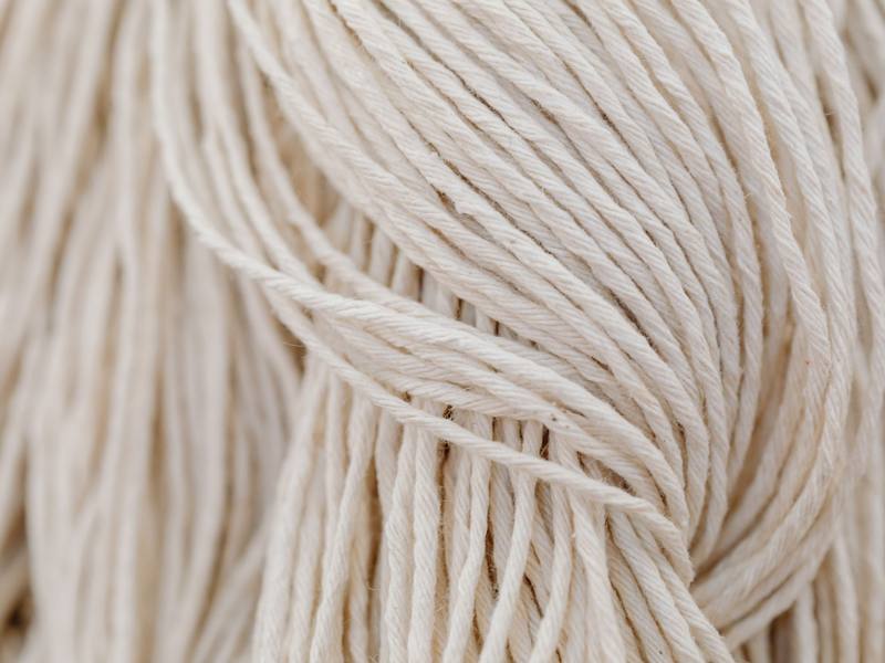 Cận cảnh bó sợi cotton mộc chưa nhuộm