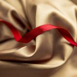 Ruy băng satin vàng đồng và một dải ruy băng đỏ