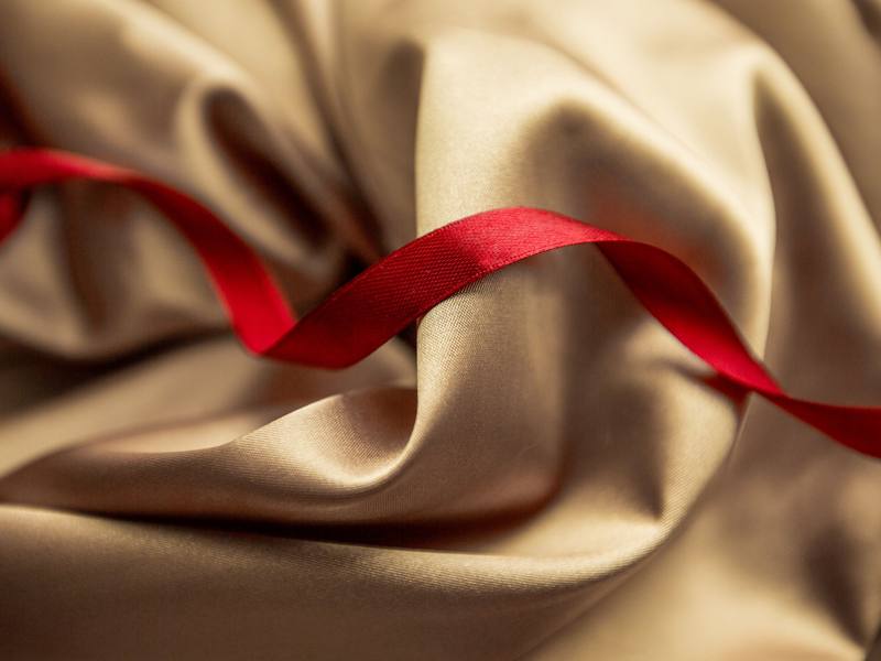 Ruy băng satin vàng đồng và một dải ruy băng đỏ